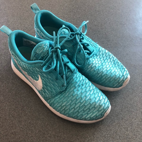 Nike Shoes - Nike Roshe Fly Knit Sneakers